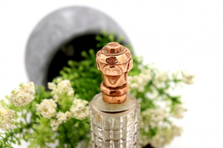 Frasco de perfume em vidro com aplicações em ouro